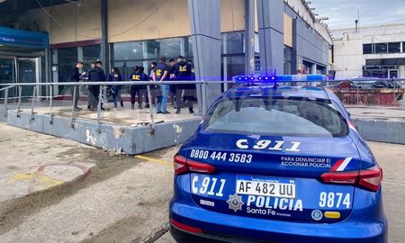La balacera contra una sucursal del Banco Macro en Rosario fue una de las primeras amenazas contra el gobernador Maximiliano Pullaro, pocos días después de su asunción. La balacera contra una sucursal del Banco Macro en Rosario fue una de las primeras amenazas contra el gobernador Maximiliano Pullaro, pocos días después de su asunción.