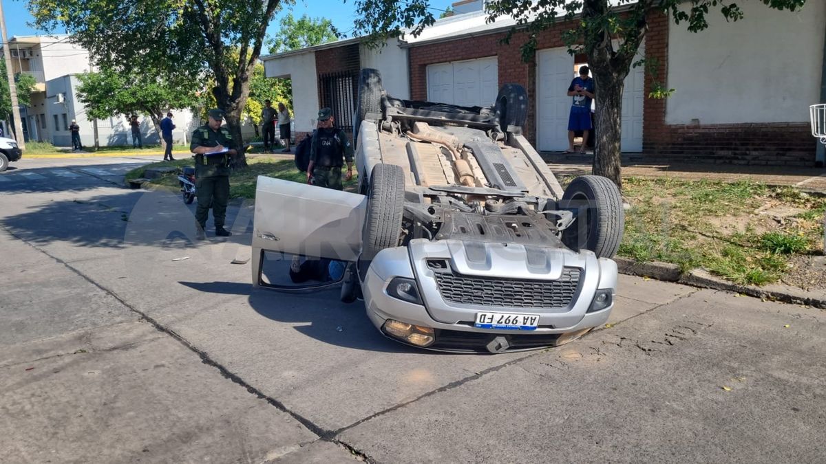 Impactante choque y vuelco en barrio Candioti Norte.