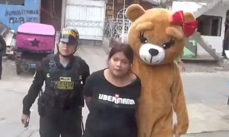Insólito arresto en Perú: un policía se disfrazó de oso cariñoso y detuvo a una mujer narco. Insólito arresto en Perú: un policía se disfrazó de oso cariñoso y detuvo a una mujer narco.