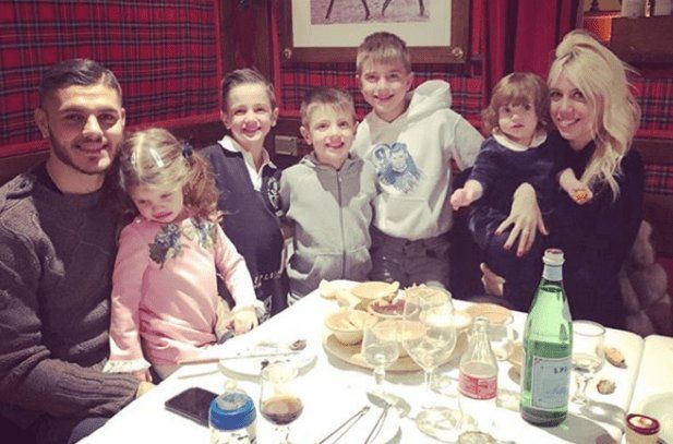 Wanda Nara hace una feria americana por una obra benéfica: vende zapatos y carteras usadas por 4 mil pesos