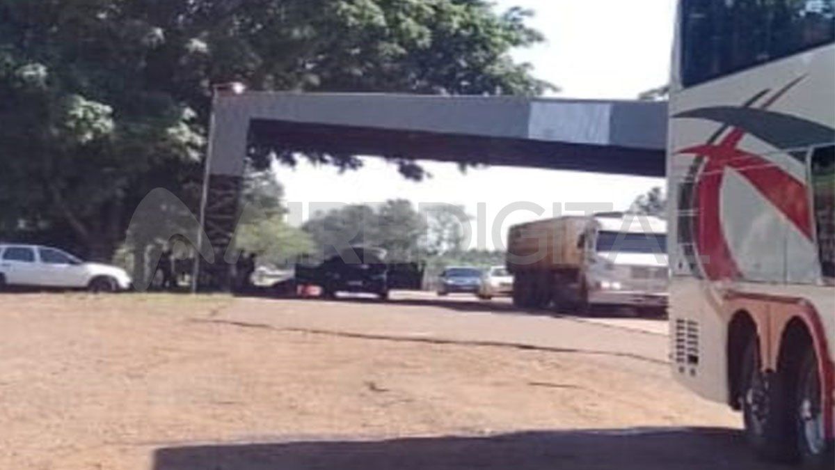 Un operativo antidrogas realizado por la Gendarmería en Puerto Iguazú, Misiones, tiene demorado un colectivo con alrededor de 60 pasajeros y varios de ellos son de Santa Fe. Un operativo antidrogas realizado por la Gendarmería en Puerto Iguazú, Misiones, tiene demorado un colectivo con alrededor de 60 pasajeros y varios de ellos son de Santa Fe.