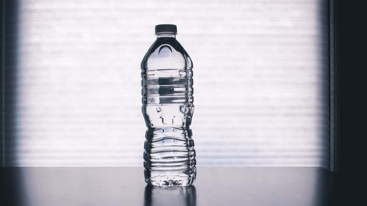 El hombre le ponía orina al agua.