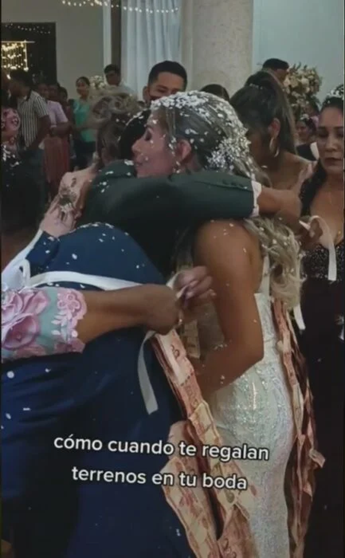 Un joven matrimonio fue sorprendido con un espectacular regalo de bodas: la escritura de un terreno.