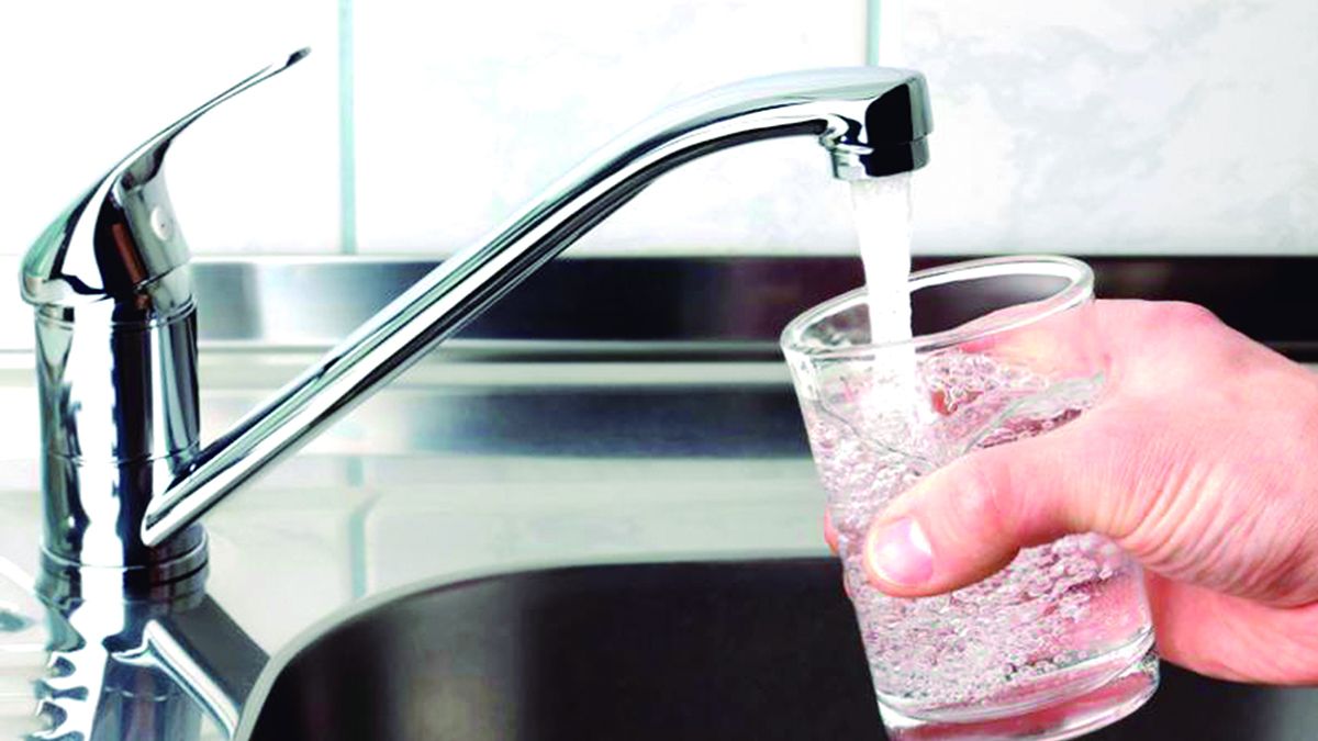 Aysa respondió por el mal olor y sabor del agua potable en Buenos Aires.