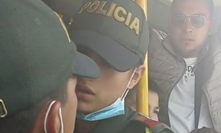Policías son captados en un momento íntimo en un colectivo: Qué hermoso el poli-amor Policías son captados en un momento íntimo en un colectivo: Qué hermoso el poli-amor