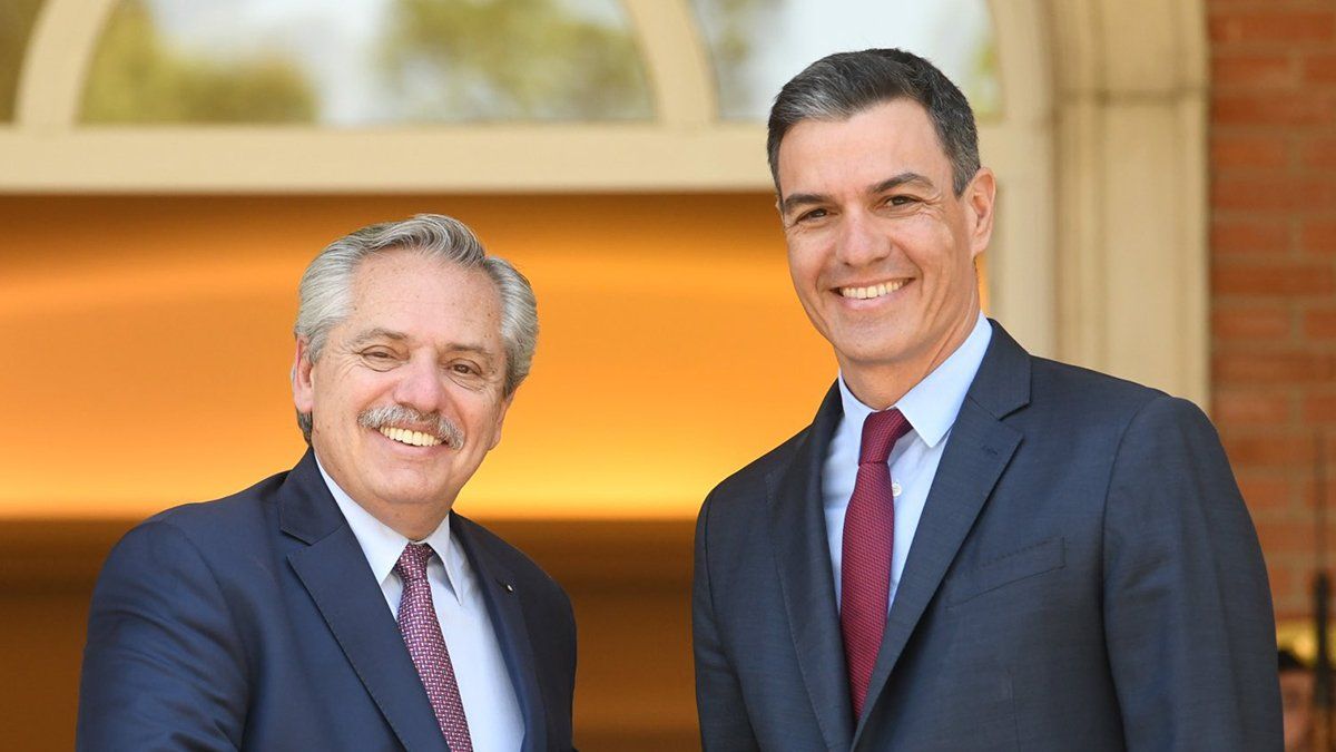 Alberto Fernández comenzó una breve gira por Europa reunido con Pedro Sánchez.