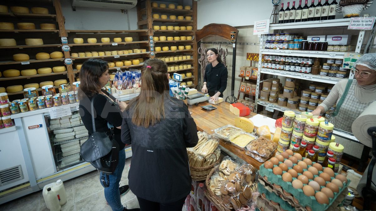 Anabela Di Bernardini se encarga, con una de sus empleadas, de atender al público y elaborar el dulce de leche. Anabela Di Bernardini se encarga, con una de sus empleadas, de atender al público y elaborar el dulce de leche.