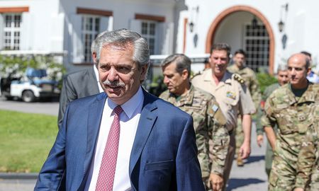 El presidente Alberto Fernández junto a camaradas de las Fuerzas Armadas argentinas. Este jueves, el presidente compartió las críticas del ministro de Defensa, Agustín Rossi, sobre la conformación de una Mesa de Enlace militar. El presidente Alberto Fernández junto a camaradas de las Fuerzas Armadas argentinas. Este jueves, el presidente compartió las críticas del ministro de Defensa, Agustín Rossi, sobre la conformación de una Mesa de Enlace militar.