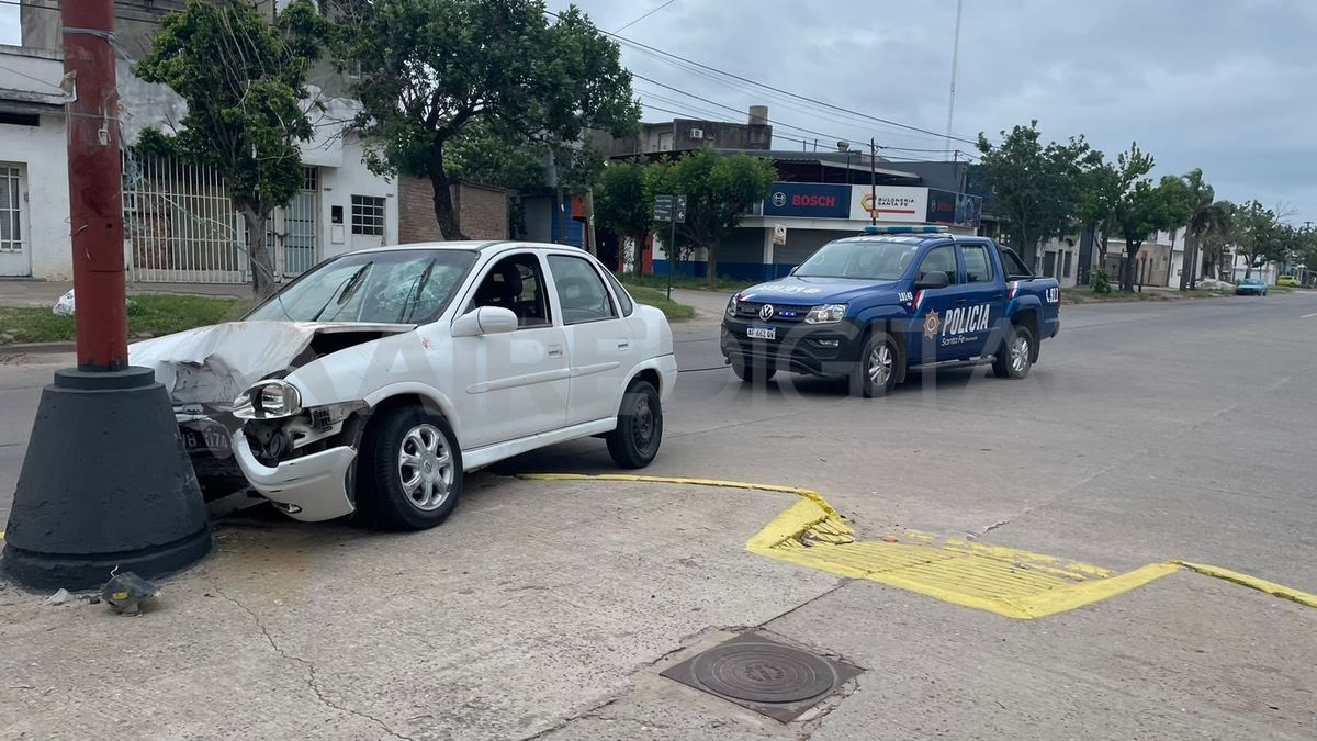 En el lugar trabajó personal policial para controlar el tránsito hasta que el auto fue retirado.