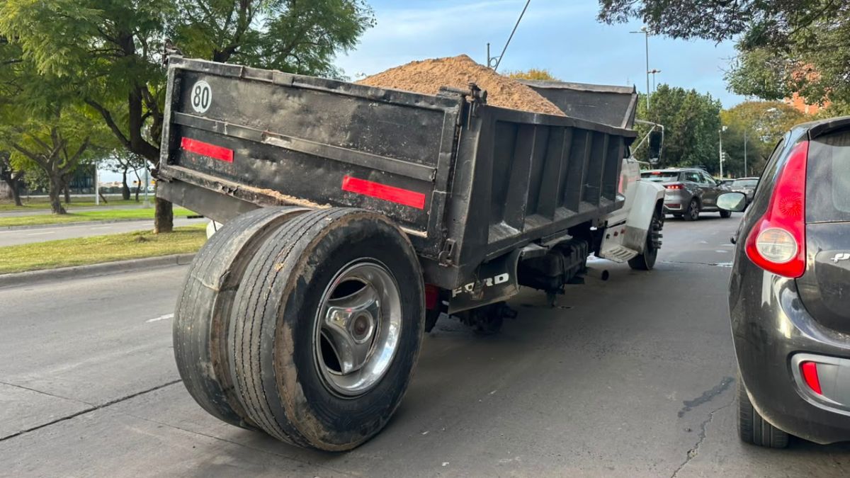 El incidente ocurrió este viernes por la mañana mientras el vehículo transportaba arena. No hubo heridos, pero se registran demoras en el tránsito.