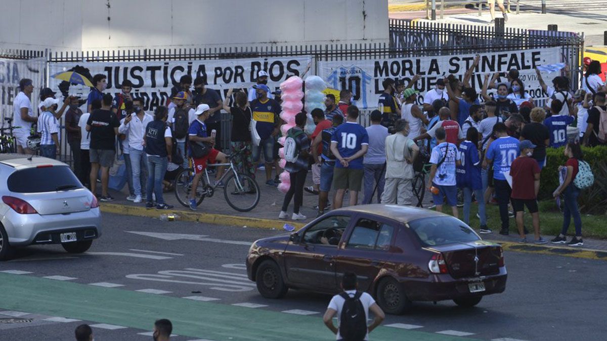 Vale señalar que, ante algunas desorganizaciones, lo planificado no pudo concretarse. La idea era que Claudia y las hijas de Maradona brinden un mensaje público pero algunos fanáticos se abalanzaron sobre ellas. Finalmente decidieron marcharse del lugar. 