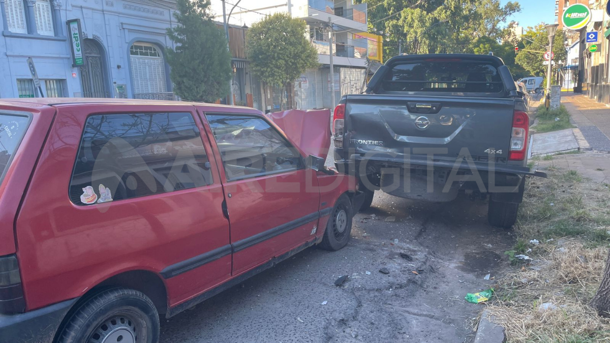 Los ocupantes del Fiat Uno fueron asistidos por personal del 107 y trasladados al Cullen.