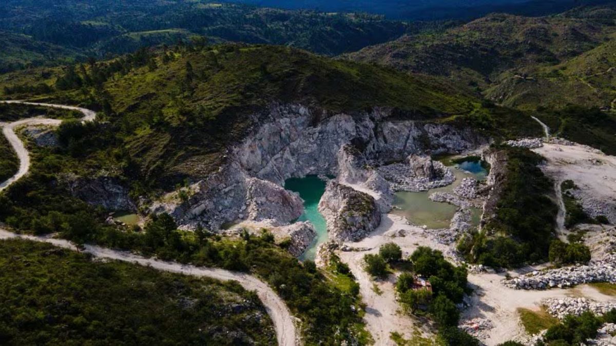 El sendero hacia la laguna atraviesa monte autóctono y formaciones rocosas, ideal para trekking y fotografía. El sendero hacia la laguna atraviesa monte autóctono y formaciones rocosas, ideal para trekking y fotografía.