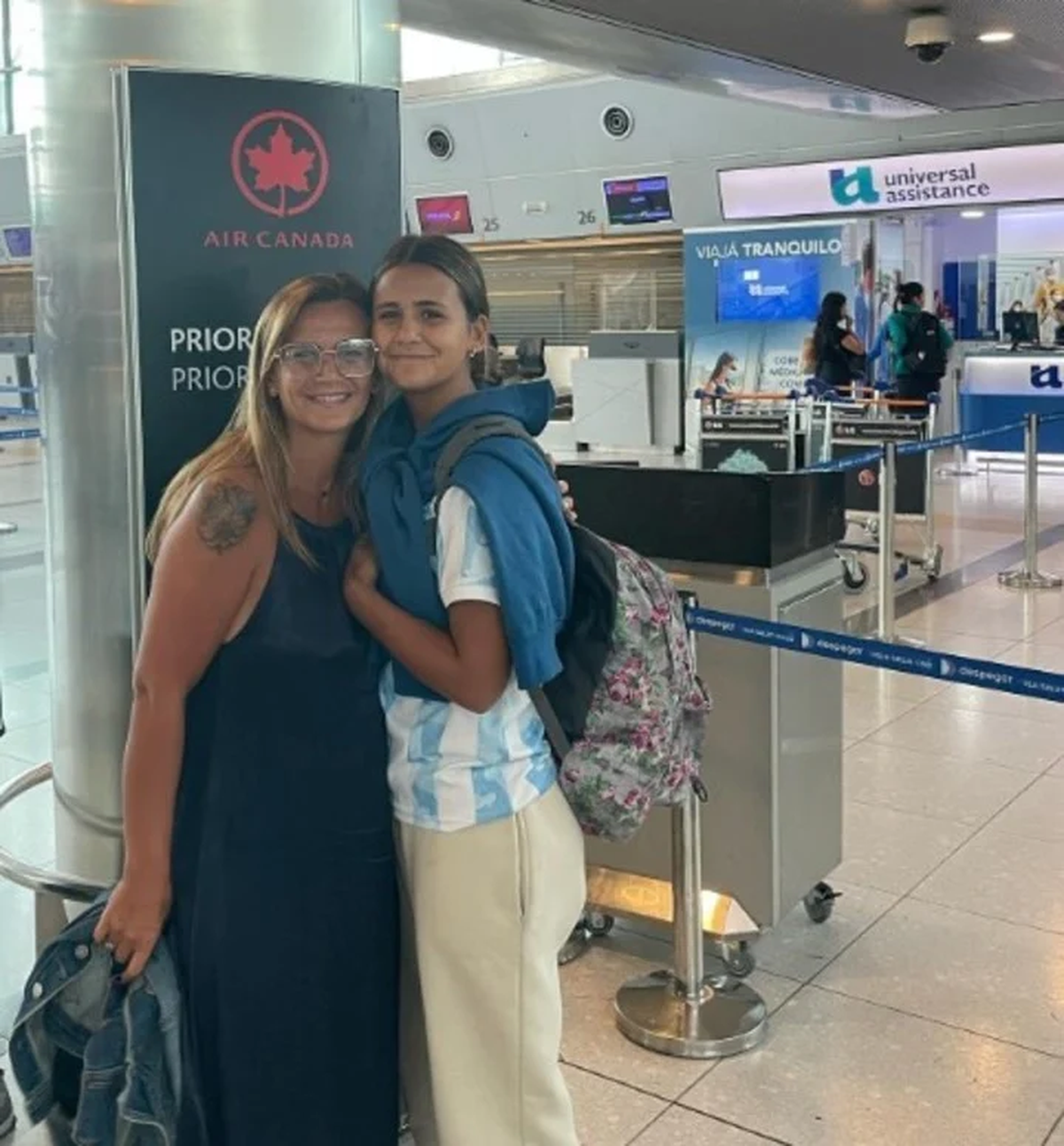 Amalia Granata acompañó a su hija Uma Fabbiani a Ezeiza, desde donde la joven partió rumbo a Canadá por un intercambio cultural.