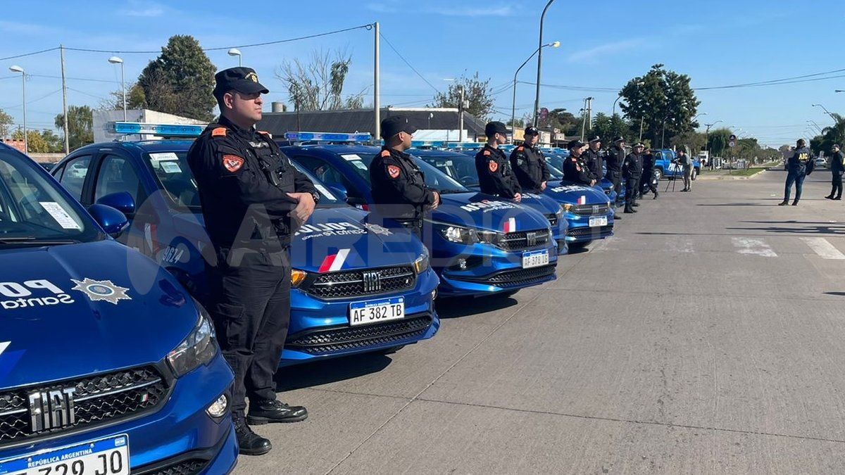 La provincia entregó 29 móviles policiales para el departamento La Capital.   