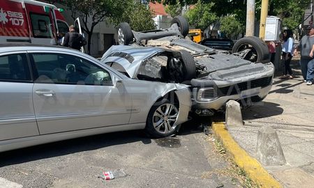 Impactante choque en el macrocentro: un auto volcó y trasladaron al conductor al Hospital Cullen. Impactante choque en el macrocentro: un auto volcó y trasladaron al conductor al Hospital Cullen.