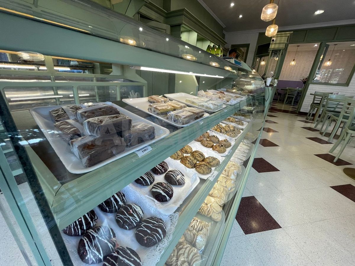 Budines de limón, pistacho y chocolate, junto a opciones sin gluten, en el nuevo espacio de Cioccolata en Santa Fe. Budines de limón, pistacho y chocolate, junto a opciones sin gluten, en el nuevo espacio de Cioccolata en Santa Fe.
