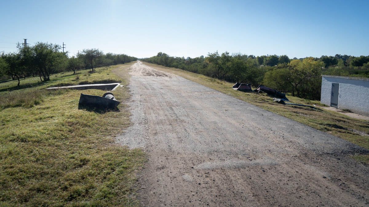 En Villa Añatí, sobre la margen este de la laguna Setúbal, los caños móviles de la estación de bombeo se encuentran dispuestos para ser utilizados. En Villa Añatí, sobre la margen este de la laguna Setúbal, los caños móviles de la estación de bombeo se encuentran dispuestos para ser utilizados.
