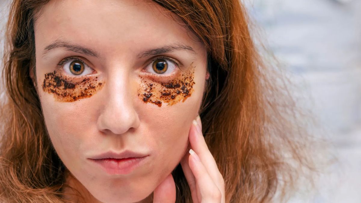 La aplicación periódica de ingredientes naturales con brocha ayuda a desinflamar y recuperar la luminosidad en el contorno de ojos. La aplicación periódica de ingredientes naturales con brocha ayuda a desinflamar y recuperar la luminosidad en el contorno de ojos.