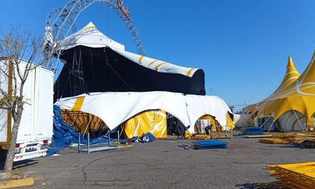 La carpa ubicada a la vera de la ruta 168 sufrió severos daños durante la tormenta que se desató en la madrugada del domingo en Santa Fe. La carpa ubicada a la vera de la ruta 168 sufrió severos daños durante la tormenta que se desató en la madrugada del domingo en Santa Fe.