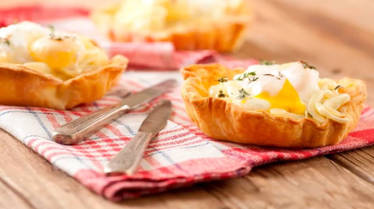 Tartines de cebolla y huevos mollets