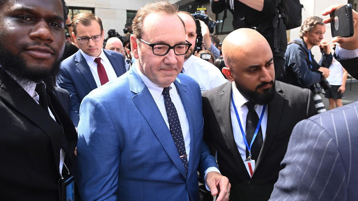 Ayer, Spacey se declaró inocente en los tribunales penales británicos de Old Bailey, donde compareció de cara al juicio que comenzará el 6 de junio de 2023.