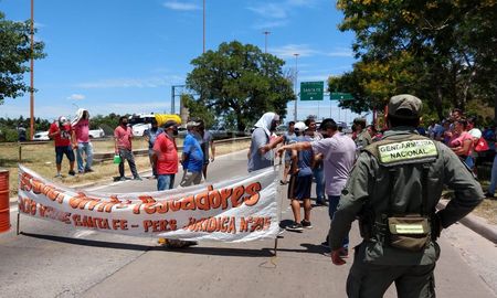 Los pescadores cortan uno de los accesos de ingreso a Santa Fe en el Viaducto Oroño. Los pescadores cortan uno de los accesos de ingreso a Santa Fe en el Viaducto Oroño.