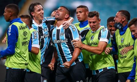 El Gremio de Porto Alegre recibe al campeón de Brasil, Atlético Mineiro, en busca de un milagro que le permita salvarse del descenso. El Gremio de Porto Alegre recibe al campeón de Brasil, Atlético Mineiro, en busca de un milagro que le permita salvarse del descenso.