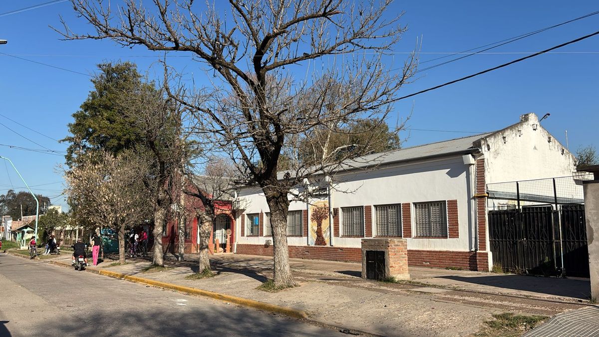 Los padres y madres de estudiantes se manifestaron en la puerta de la escuela y exigieron explicaciones.