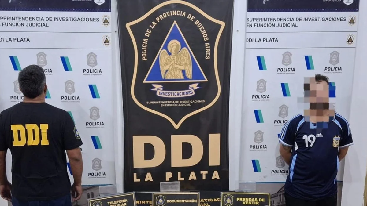 Es el jardinero de la propiedad, donde fue hallada muerta la mujer, diez días atrás. Es el jardinero de la propiedad, donde fue hallada muerta la mujer, diez días atrás.