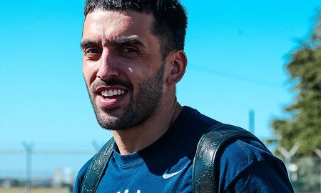 Facundo Campazzo se mostró ilusionado tras su arribo a Dallas Mavericks, que este miércoles comienza su temporada en la NBA visitando a Phoenix Suns. Facundo Campazzo se mostró ilusionado tras su arribo a Dallas Mavericks, que este miércoles comienza su temporada en la NBA visitando a Phoenix Suns.