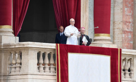 Luego de la ceremonia de canonización de dos nuevos santos, el Sumo Pontífice exhortó a los líderes mundiales a terminar con la violencia. Luego de la ceremonia de canonización de dos nuevos santos, el Sumo Pontífice exhortó a los líderes mundiales a terminar con la violencia.