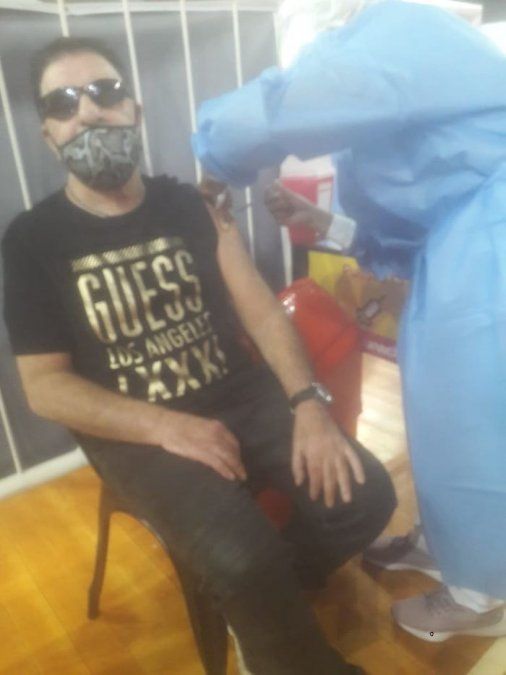 Jacobo fue inmunizado en la cancha de River. Foto: Gentileza Primicias ya.