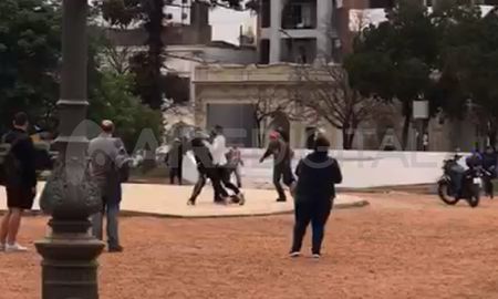 Los trapitos se agarraron a trompadas en el centro de la plaza. Los trapitos se agarraron a trompadas en el centro de la plaza.