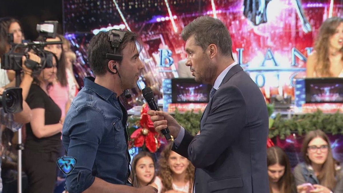Tinelli apuró en vivo a su productor para que respondiera sobre el contrato de una de sus bailarinas y hasta Pampita exigió reveer la situación. &nbsp;