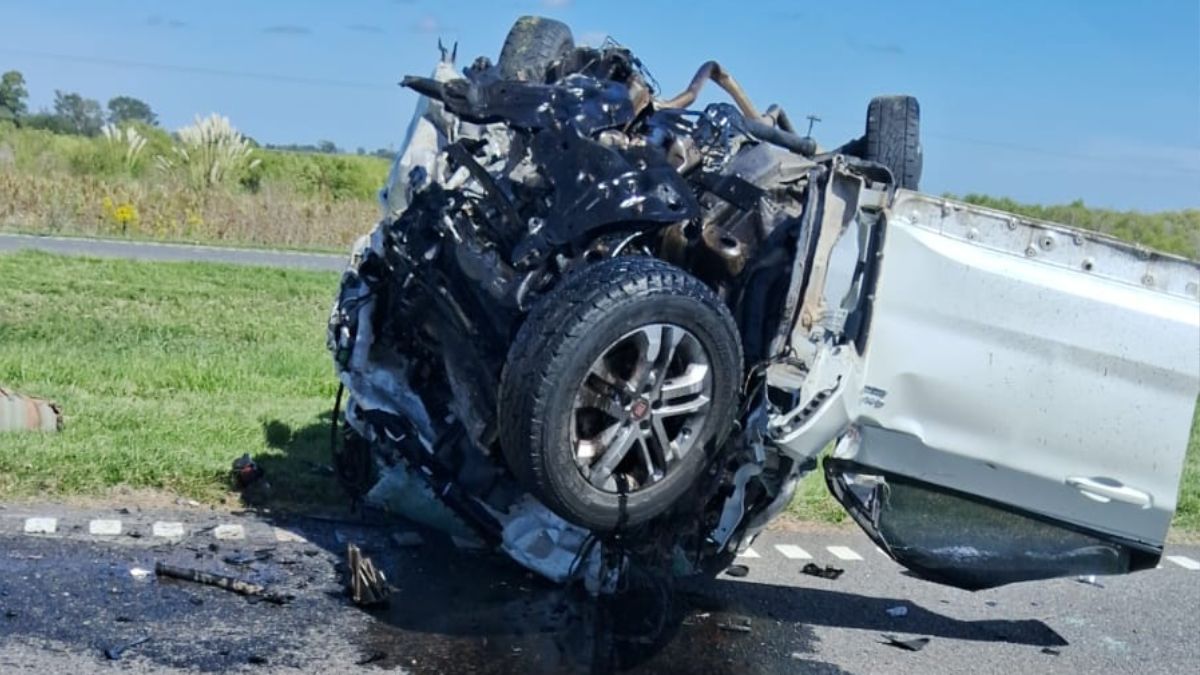 La camioneta, una Fiat Toro, quedó tumbada y su parte delantera se redujo de manera considerable por la violencia del choque. La camioneta, una Fiat Toro, quedó tumbada y su parte delantera se redujo de manera considerable por la violencia del choque.