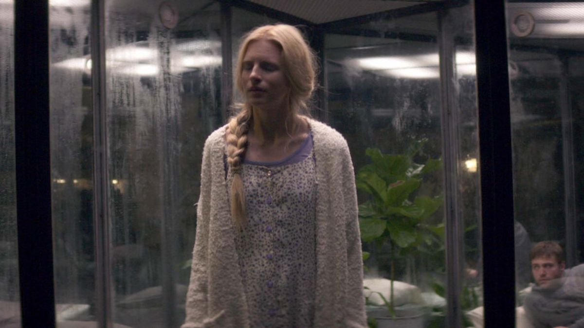 The OA toma el misterio como motor narrativo y explora la idea de realidades paralelas y decisiones que pueden cambiar el destino. The OA toma el misterio como motor narrativo y explora la idea de realidades paralelas y decisiones que pueden cambiar el destino.