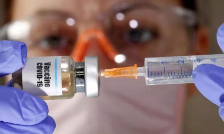 La prioridad, según anticipó, la tendrán los trabajadores de la salud y las personas con factores de riesgo. La prioridad, según anticipó, la tendrán los trabajadores de la salud y las personas con factores de riesgo.