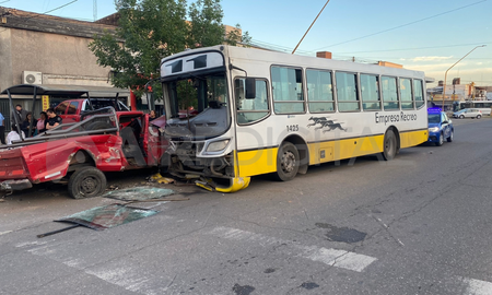 El conductor de la camionte perdió el control del vehículo e impactó de lleno contra el colectivo. No hubo que lamentar heridos graves. El conductor de la camionte perdió el control del vehículo e impactó de lleno contra el colectivo. No hubo que lamentar heridos graves.