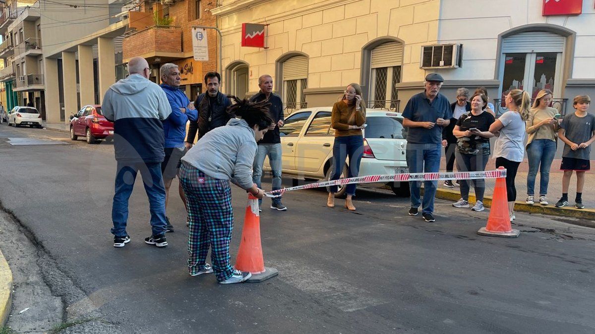 Los vecinos se concentraron en la esquina de San Jerónimo y Moreno de la ciudad de Santa Fe.