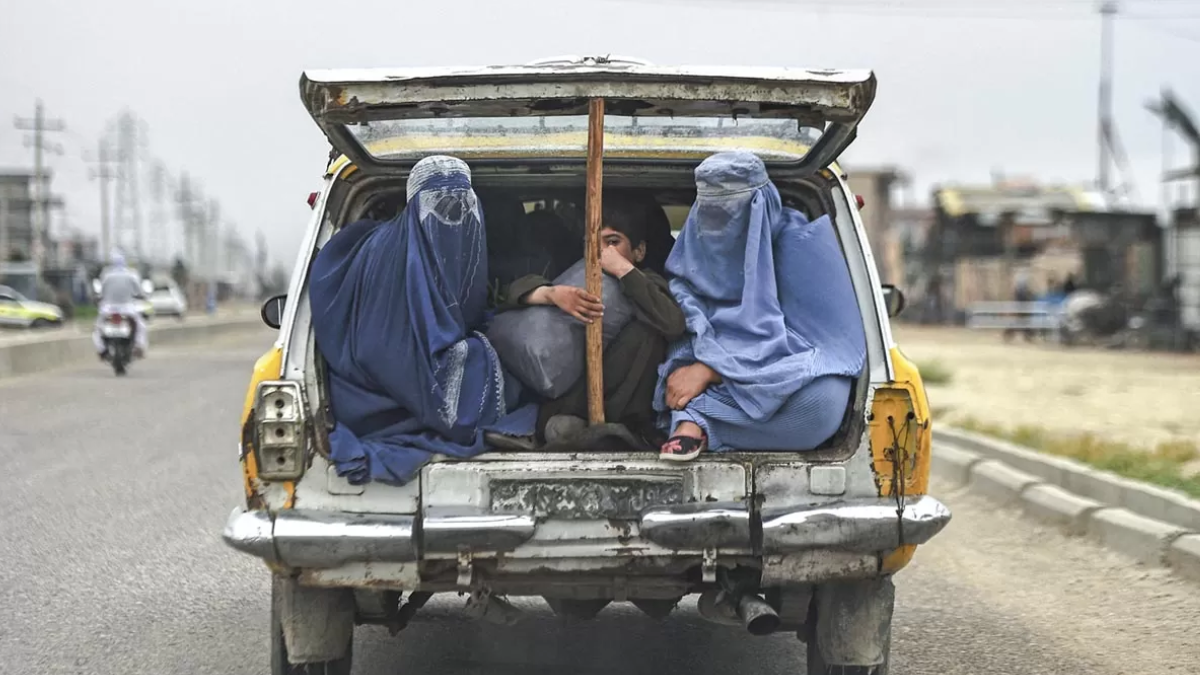 Mujeres afganas viajan en un taxi en las afueras de la ciudad de Mazar-e Sarif Afp, Farshad Usyan.