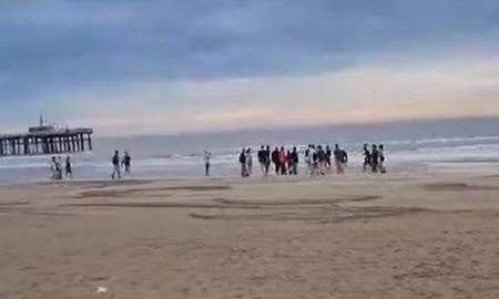Antes del asesinato, hubo una pelea entre jóvenes en la playa. Antes del asesinato, hubo una pelea entre jóvenes en la playa.