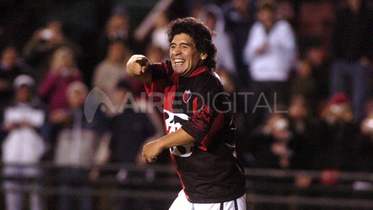 El día que Maradona jugó en el Brigadier López con la 10 de Colón