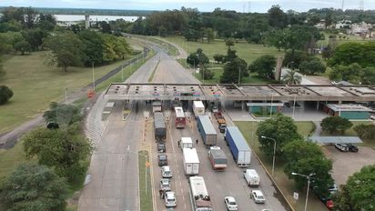 ¿Qué pasa cuando la única vía de comunicación entre Santa Fe y Paraná se ve afectada por un accidente?