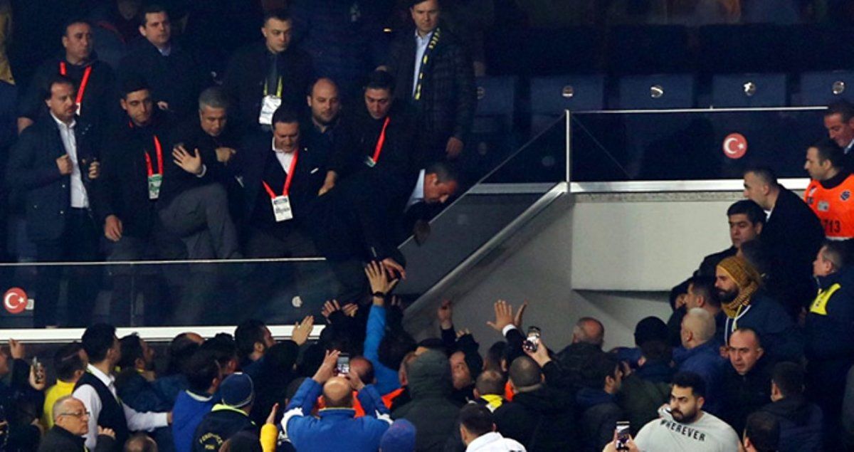 Fenerbahce perdió el clásico y su presidente se agarró a trompadas con hinchas