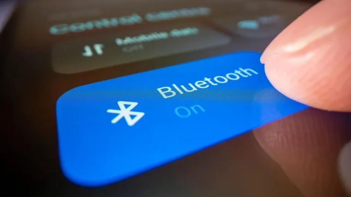 Los sistemas de conectividad inalámbrica de corto alcance exponen los nombres de los dispositivos a cualquier usuario cercano, un factor que los bromistas explotan en espacios públicos cerrados. Los sistemas de conectividad inalámbrica de corto alcance exponen los nombres de los dispositivos a cualquier usuario cercano, un factor que los bromistas explotan en espacios públicos cerrados.