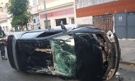Tras el choque, el efectivo policial comenzó a seguir a la mujer para tratar de alcanzarla y obtener los papeles del seguro, pero la mujer lejos de detener la marcha continuó con su raid hasta que dobló en la calle Luis Belaustegui, donde colisionó contra tres vehículos estacionados y volcó. Tras el choque, el efectivo policial comenzó a seguir a la mujer para tratar de alcanzarla y obtener los papeles del seguro, pero la mujer lejos de detener la marcha continuó con su raid hasta que dobló en la calle Luis Belaustegui, donde colisionó contra tres vehículos estacionados y volcó.