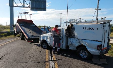 El tránsito estuvo totalmente interrumpido hasta que una grúa pudo remover la camioneta de Circunvalación oeste. El tránsito estuvo totalmente interrumpido hasta que una grúa pudo remover la camioneta de Circunvalación oeste.