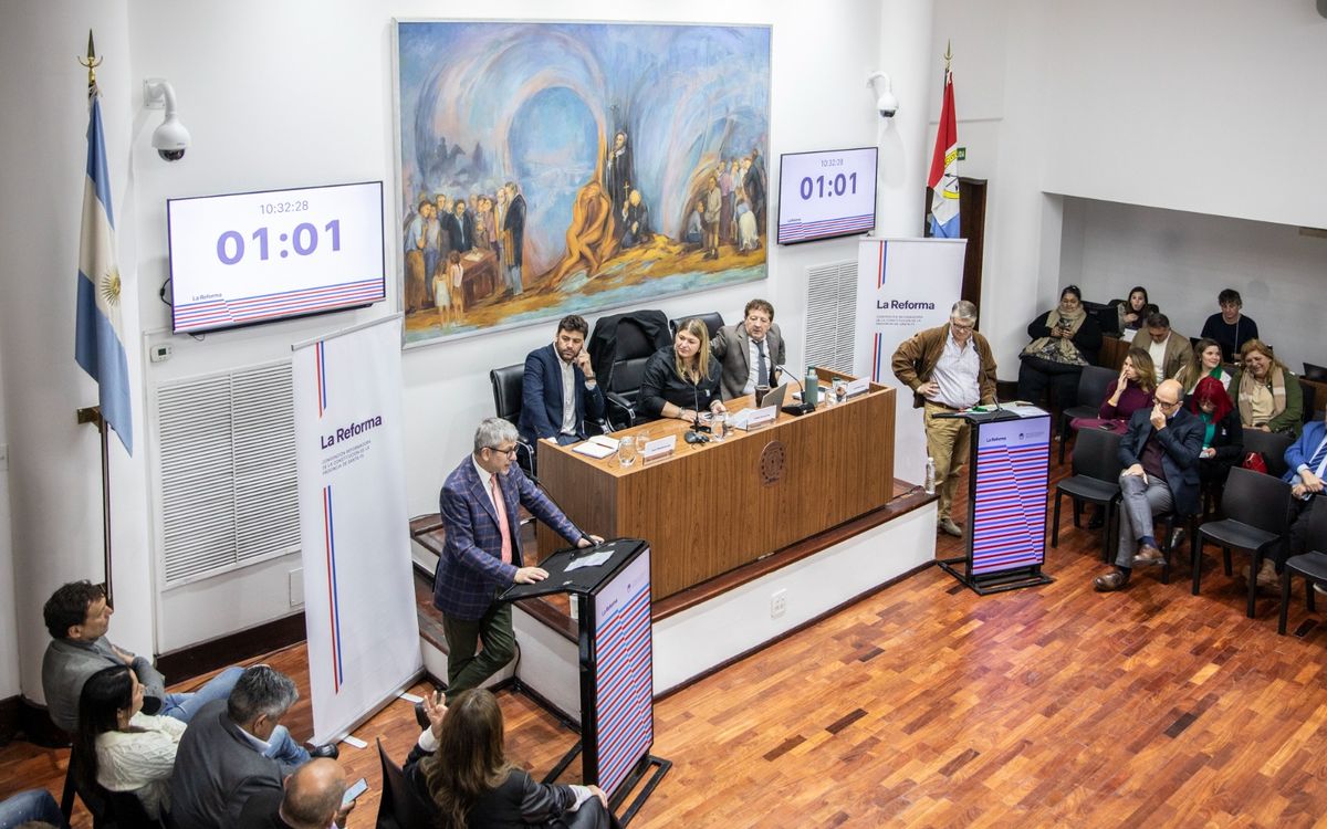 Carlos Suárez, concejal de Santa Fe, destacó la importancia de seguir fortaleciendo los espacios de trabajo conjunto entre los distintos cuerpos legislativos locales del área metropolitana y de poner en debate el tema de la autonomía municipal. Carlos Suárez, concejal de Santa Fe, destacó la importancia de seguir fortaleciendo los espacios de trabajo conjunto entre los distintos cuerpos legislativos locales del área metropolitana y de poner en debate el tema de la autonomía municipal.
