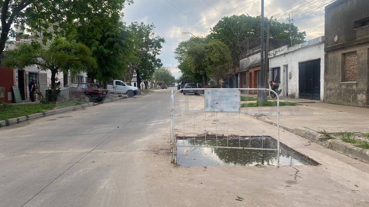 La falta del suministro de agua potable afecta sobre todo a los vecinos de calle Lavaisse entre Avenida Ángel V. Peñaloza y Juan Díaz de Solís, en el norte de la ciudad de Santa Fe. 